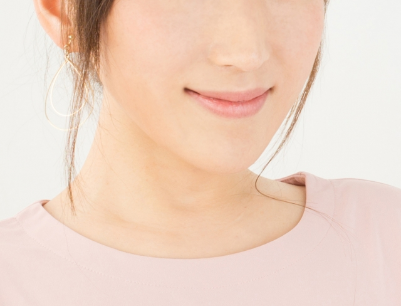 加齢と共に少しずつ隙間ができて配列に乱れが生じ、肌のハリが失われ表情筋の引き込みによる力も弱まり、口元に折れ癖がつきシワとなるのが「ほうれい線」です。
